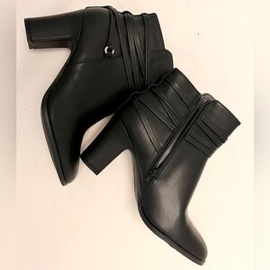 NEW White Mountain Black Ankle Booties 10M